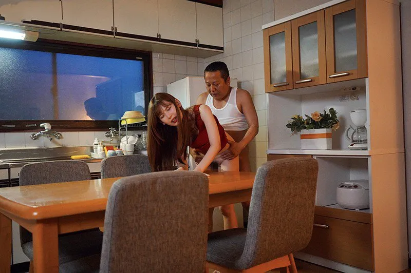 Con yêu bị gã chồng mới của mẹ quan hệ mỗi ngày, cho dù đã có người yêu