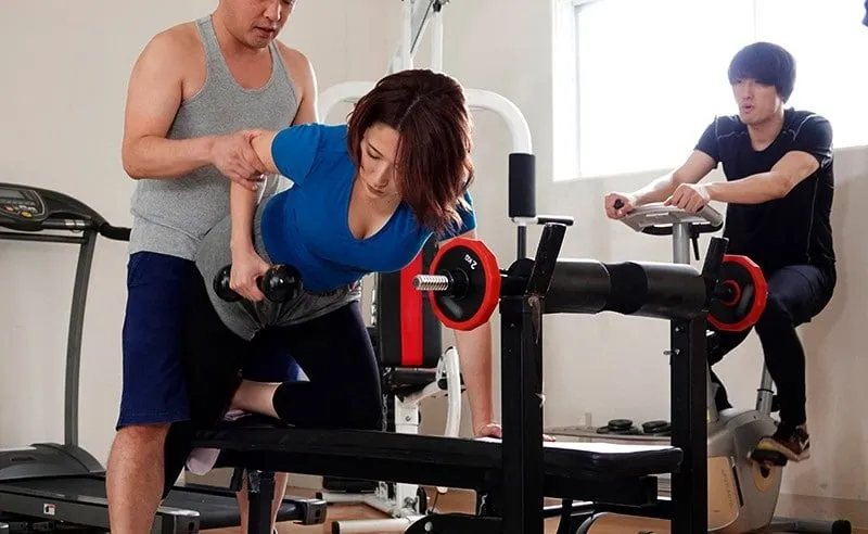 Chồng phát hiện vợ lén lút với huấn luyện viên thể hình