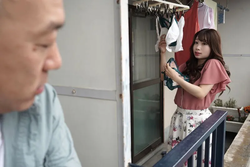 Gã gần nhà chuyên soi mói và cặp người vợ gã chồng thường xuyên rên la quá to