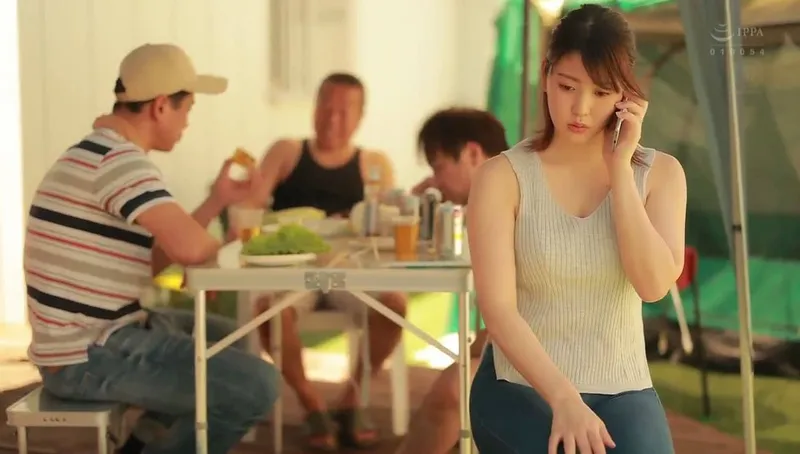 Anh xã khờ để người vợ tham gia sự kiện cắm trại với mấy gã nhà sát bên và cái kết