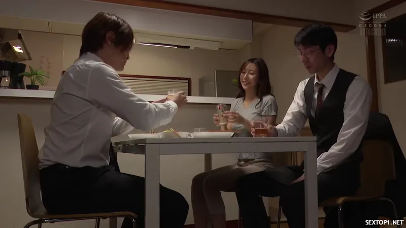 đến nhà quản lý ở nhờ, cưỡng dâm luôn người vợ sếp