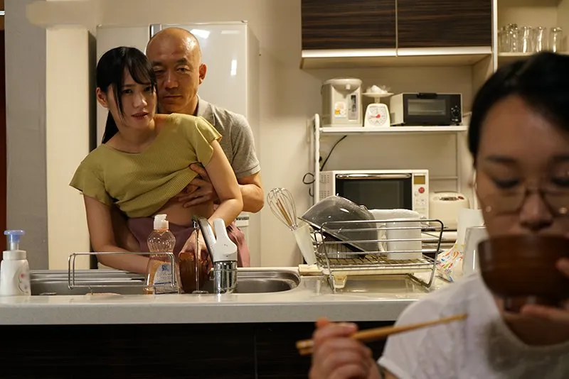 Chồng quan hệ con gái riêng của vợ yêu khi biết vợ không thể sinh con cho mình