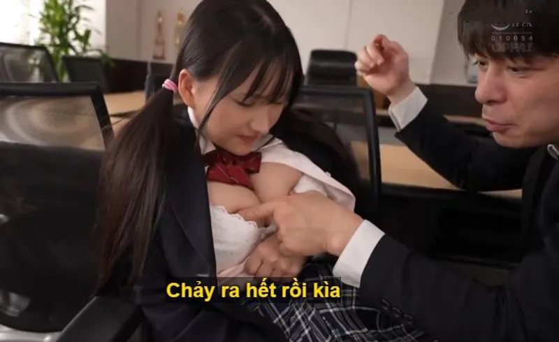 Trong suốt 3 năm, thầy giáo rèn luyện cô học trò ngực khủng thành “ bình chứa tinh”
